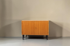 Vintage Space Mid Century Kommode aus Holz mit zwei Türen und schwarzen konischen Füßen im Retro-Design