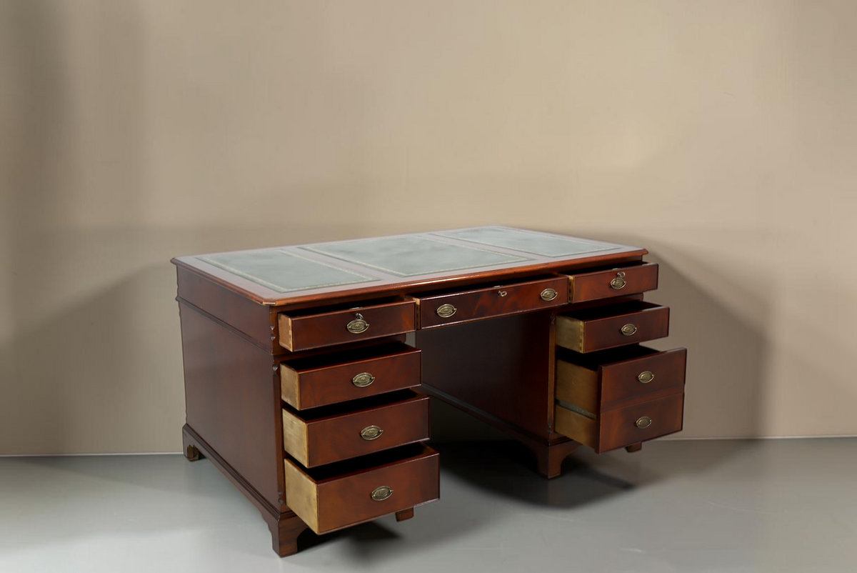 Vintage Space antiker englischer Partner Desk aus Mahagoni mit grüner Lederauflage und zahlreichen Schubladen