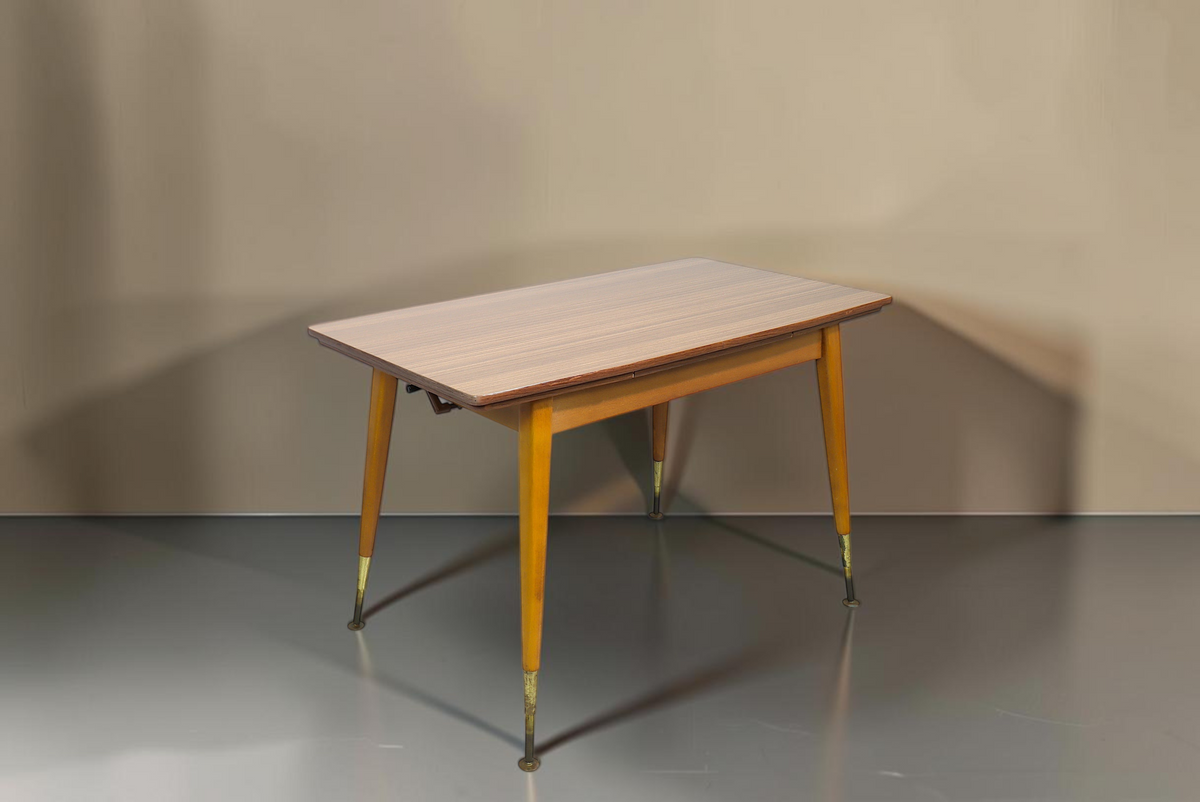 Vintage Space Mid Century Esstisch aus Holz mit konischen Beinen und Messingdetails im 60er Jahre Retro-Design