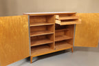 Vintage Space Mid Century Highboard aus hellem Holz mit offenen Türen, verstellbaren Regalböden und Schubladen