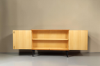 Vintage Space Mid Century Sideboard aus hellem Holz mit zwei Türen und schwarzen konischen Füßen