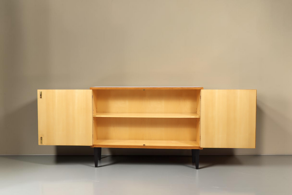 Vintage Space Mid Century Sideboard aus hellem Holz mit zwei Türen und schwarzen konischen Füßen