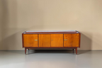 Vintage Space Mid Century Sideboard aus Holz mit konischen Beinen, Türen und Schubladen im 60er Jahre Retro-Stil