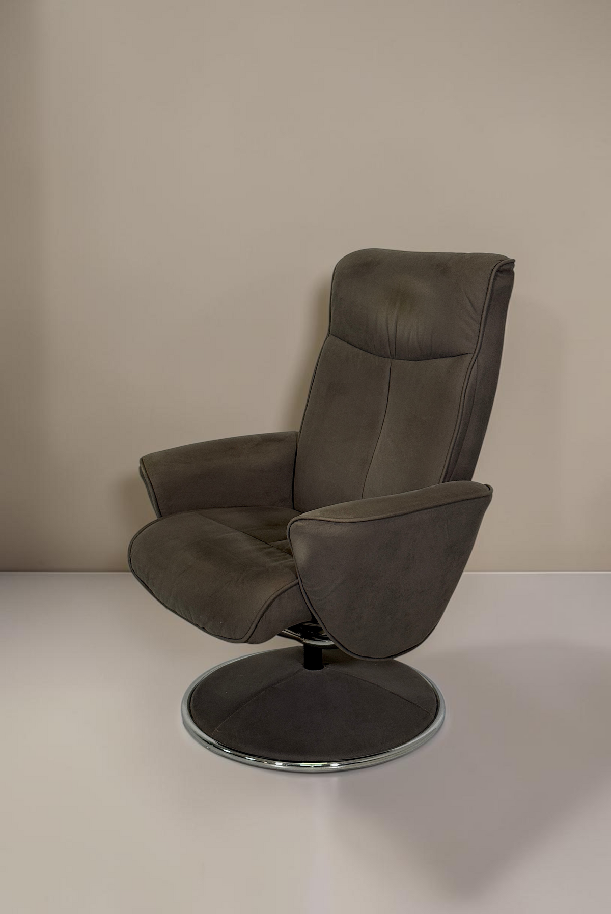 Vintage Space grauer Relaxsessel mit ergonomischer Rückenlehne und stabilem Drehgestell in modernem Design