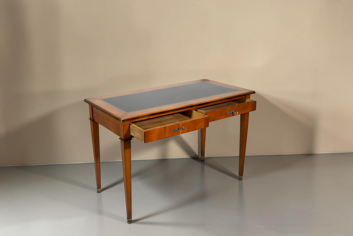 Vintage Space Louis XVI Schreibtisch aus Holz mit schwarzer Lederauflage und zwei ausgezogenen Schubladen