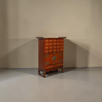 Vintage Space asiatische Apothekerkommode aus dunklem Holz mit vielen kleinen Schubladen und dekorativen Metallbeschlägen