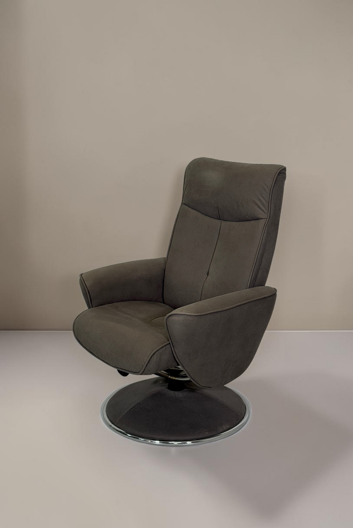 Vintage Space Relaxsessel in Grau mit weichem Samtbezug und ergonomischem Drehgestell für hohen Sitzkomfort