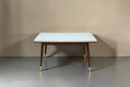 Vintage Space Mid Century Esstisch aus Holz mit höhenverstellbarer Kurbel, ausziehbarer Platte und Messingfüßen.