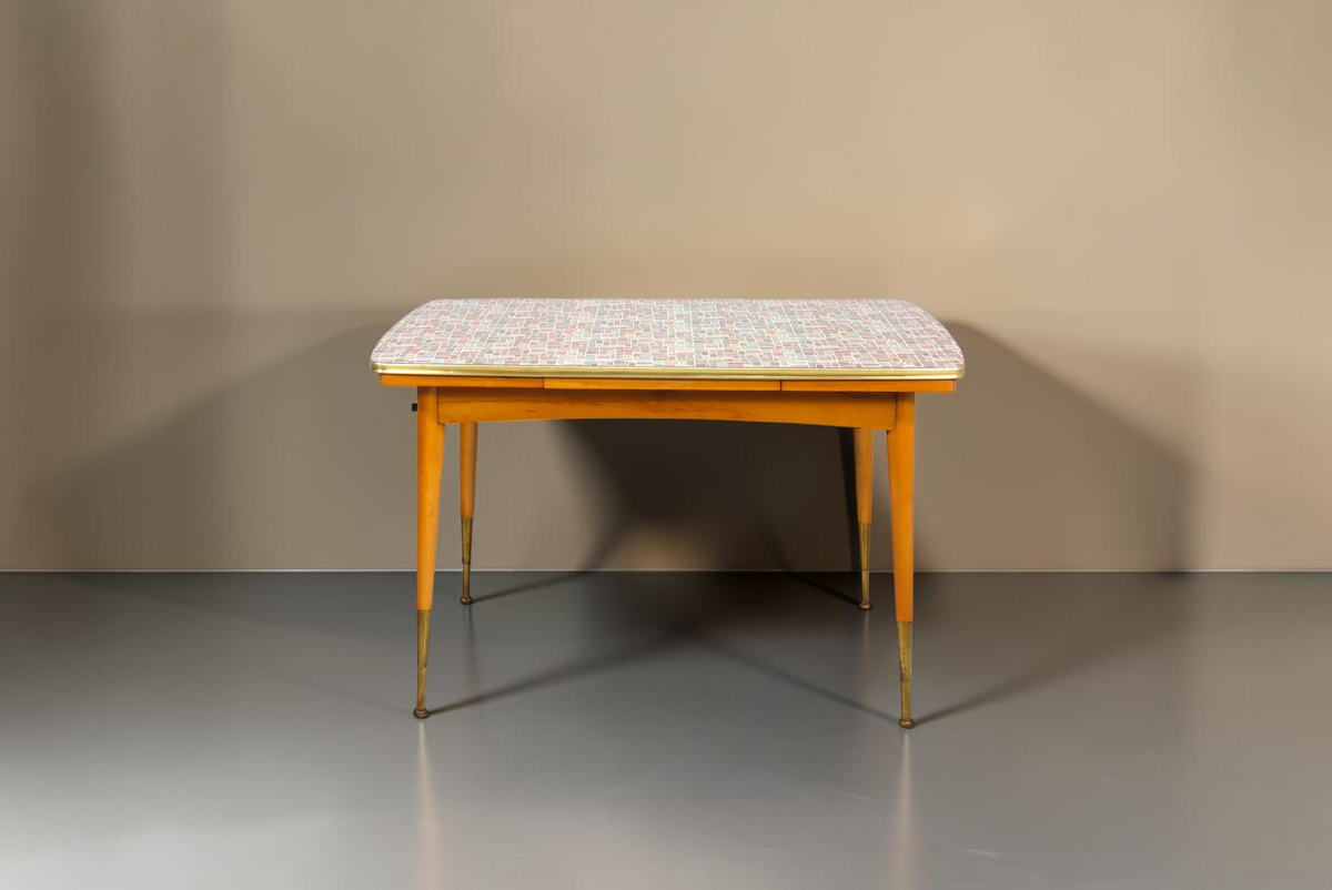 Vintage Space Mid Century Esstisch mit dekorativer Mosaik-Tischplatte, konischen Holzbeinen und Messingdetails