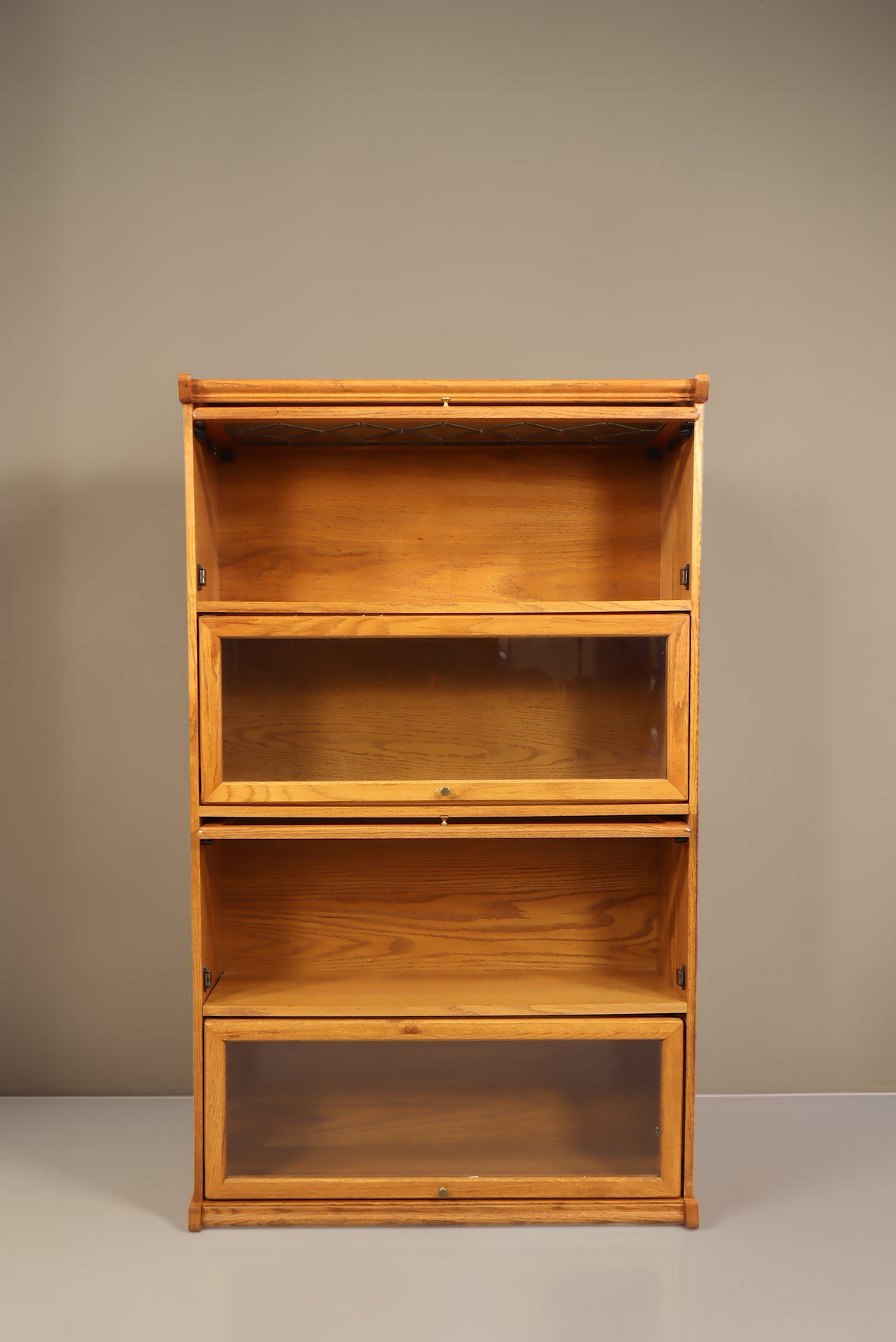 Vintage Space Vitrinenschrank im Globe-Wernicke-Stil aus Holz mit vier Klappfächern und Bleiglas-Element