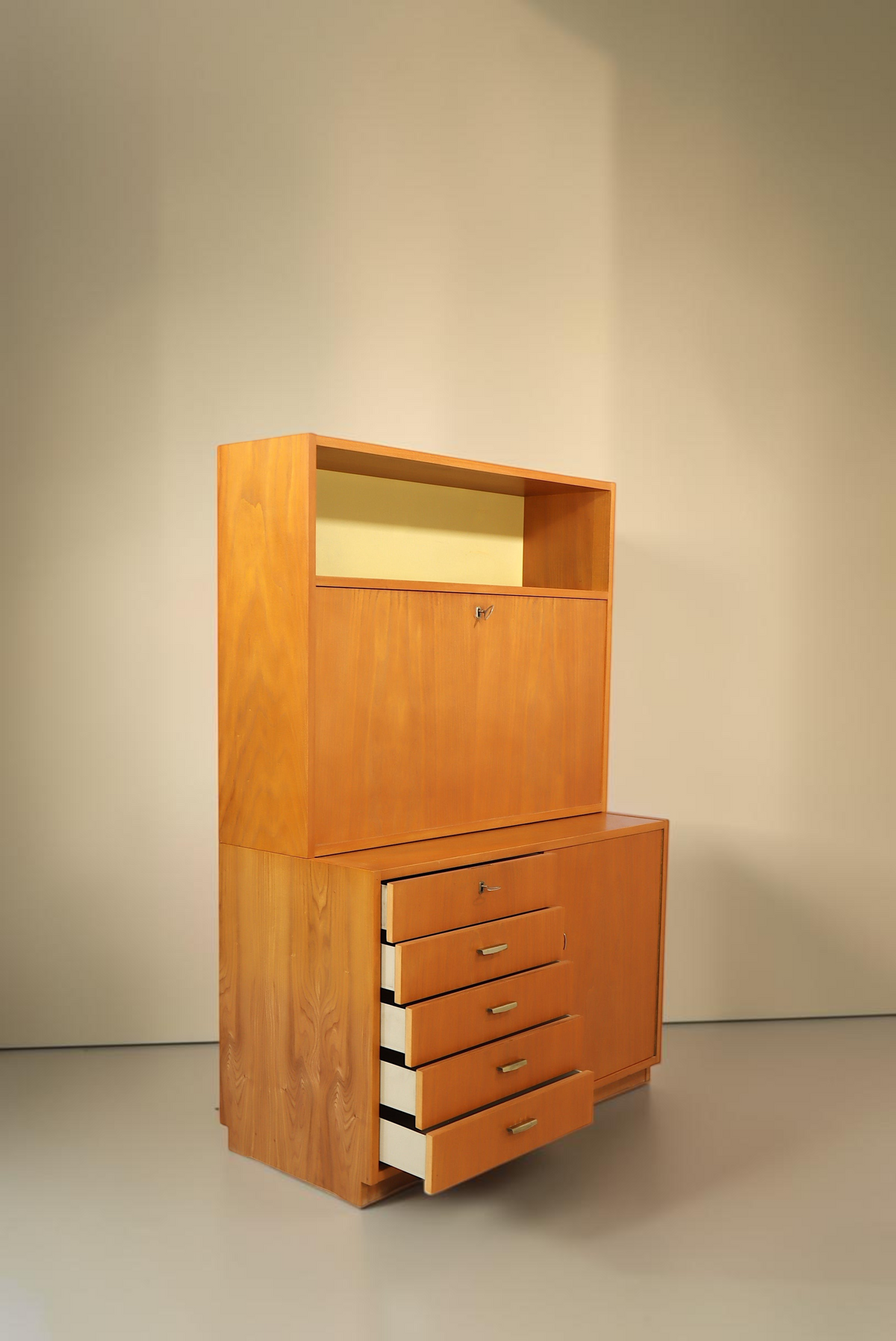 Vintage Space Hellerau Sekretär 605/1 aus Rüster Holz mit aufklappbarer Schreibfläche und Schubladen im Mid-Century-Stil