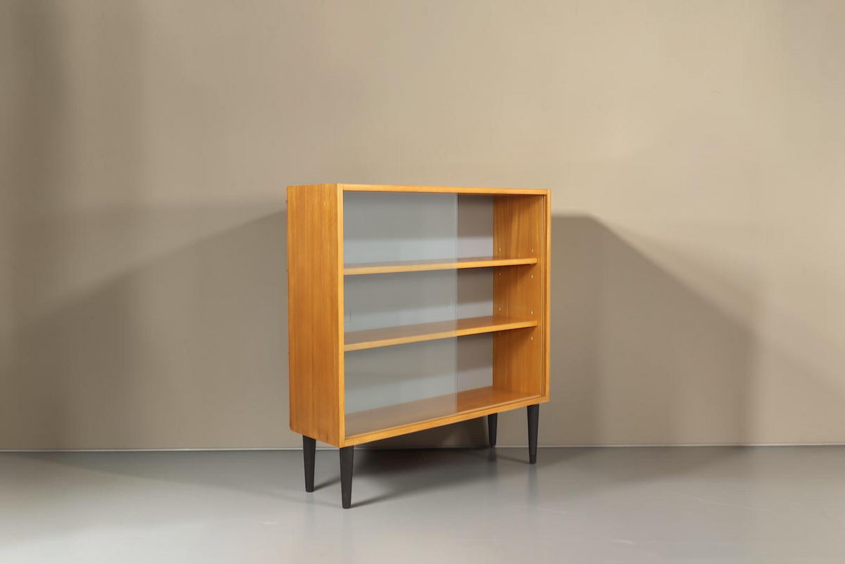 Vintage Space skandinavisches Bücherregal aus Holz mit Glasschiebetüren und schlanken schwarzen Beinen