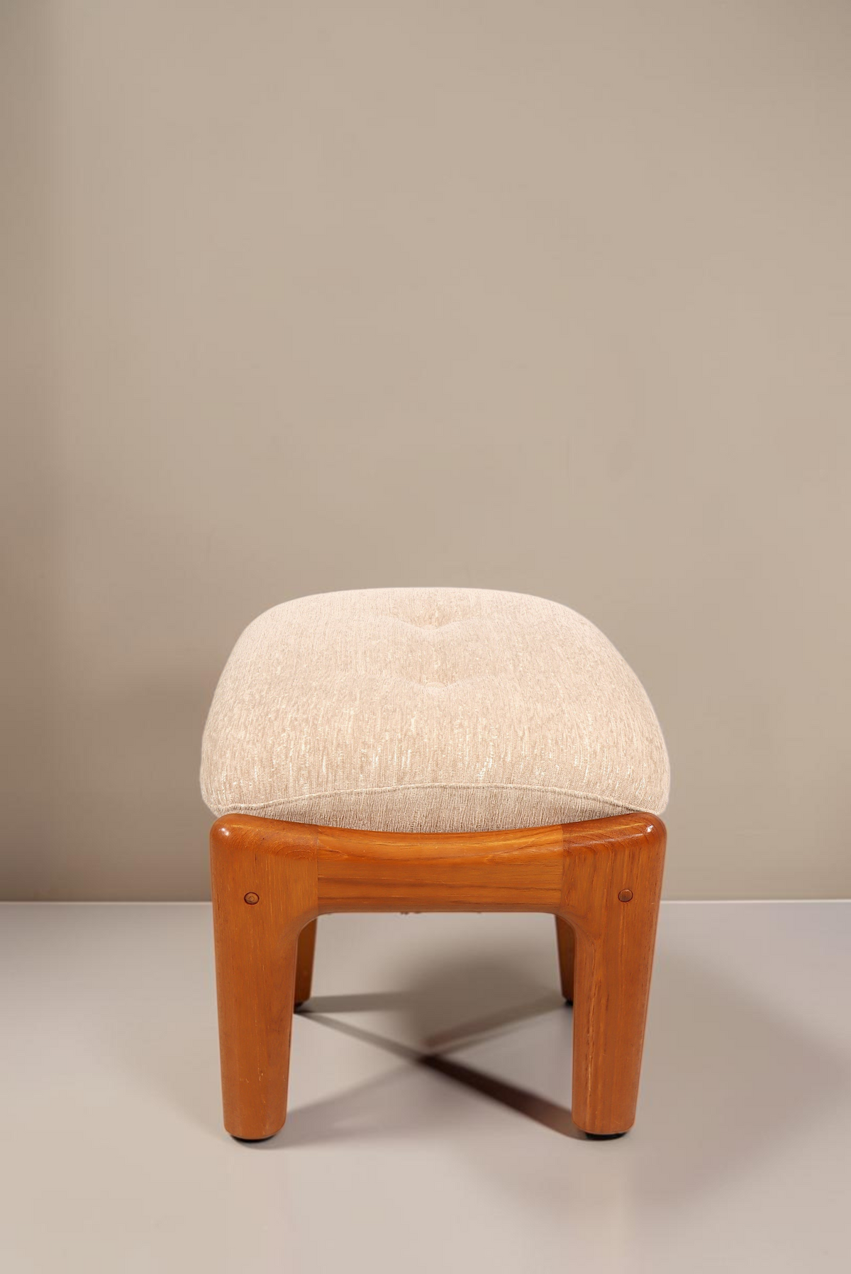 Vintage Space Gustav Thams Hocker aus Teakholz mit beigem Polster im dänischen Mid-Century-Design