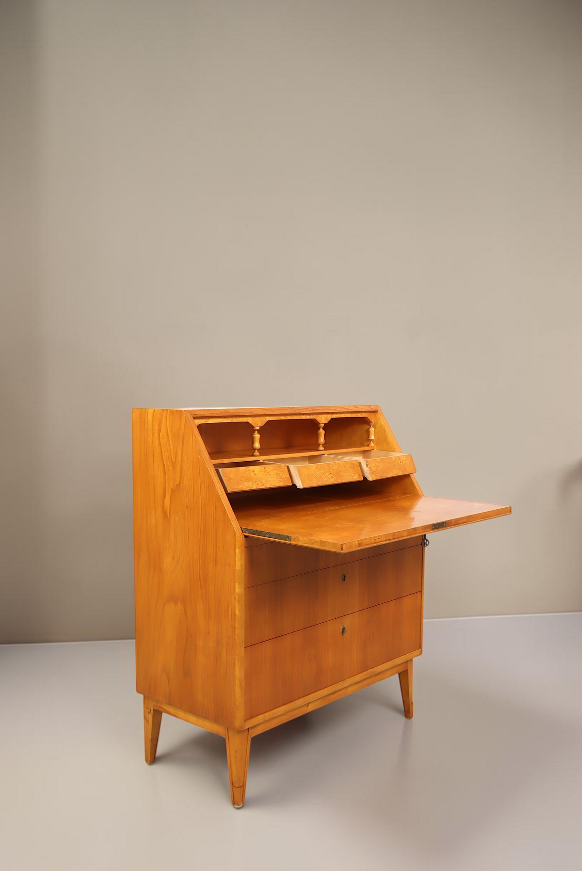 Vintage Space Mid Century Sekretär aus Holz mit aufklappbarer Schreibfläche, Innenfächern und konischen Beinen