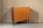 Vintage Space Mid Century Schrank aus Holz mit zwei Türen und eleganten schwarzen konischen Füßen