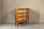 Vintage Space Hellerau Mid-Century Vitrine aus Holz mit Glasschiebetüren und senfgelber Rückwand