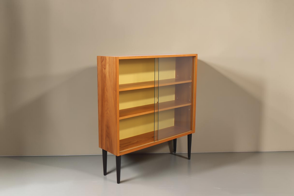Vintage Space Hellerau Mid-Century Vitrine aus Holz mit Glasschiebetüren und senfgelber Rückwand