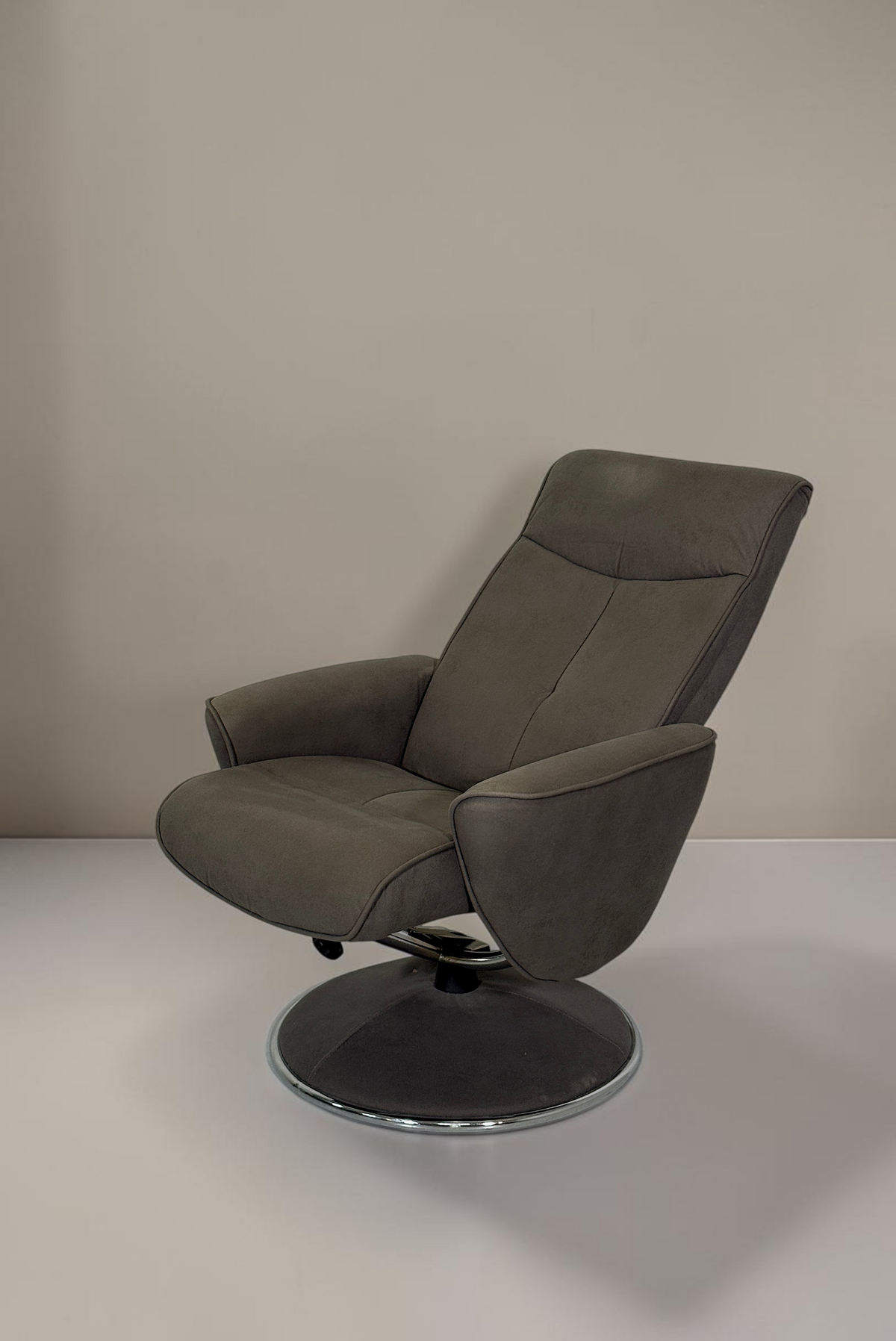 Vintage Space grauer Relaxsessel mit weichem Samtbezug und ergonomischem Drehgestell in modernem Design