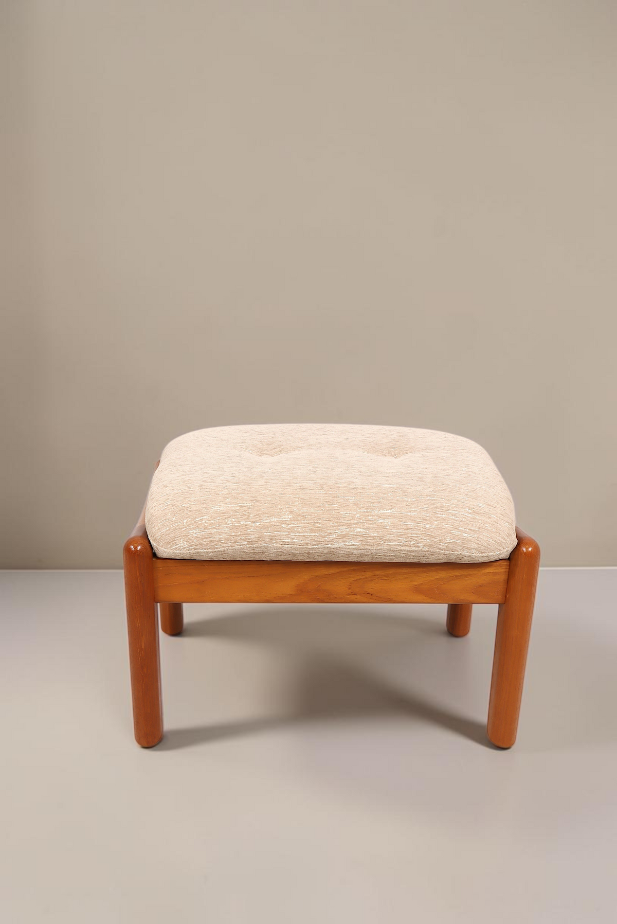 Vintage Space Gustav Thams Hocker aus Teakholz mit beigem Polster im dänischen Mid-Century-Design