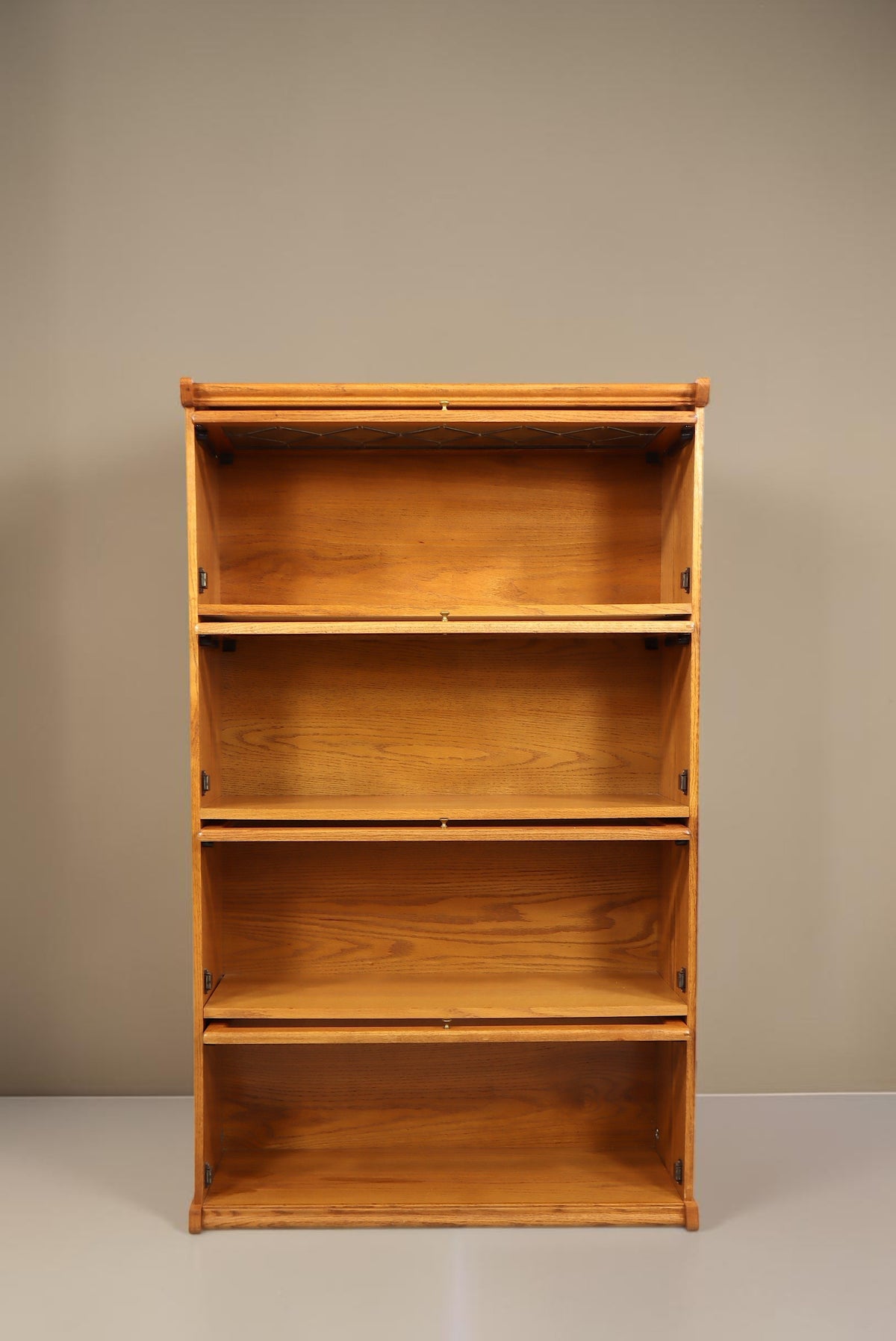 Vintage Space Vitrinenschrank im Globe-Wernicke-Stil aus Holz mit vier Klappfächern und dekorativem Bleiglas