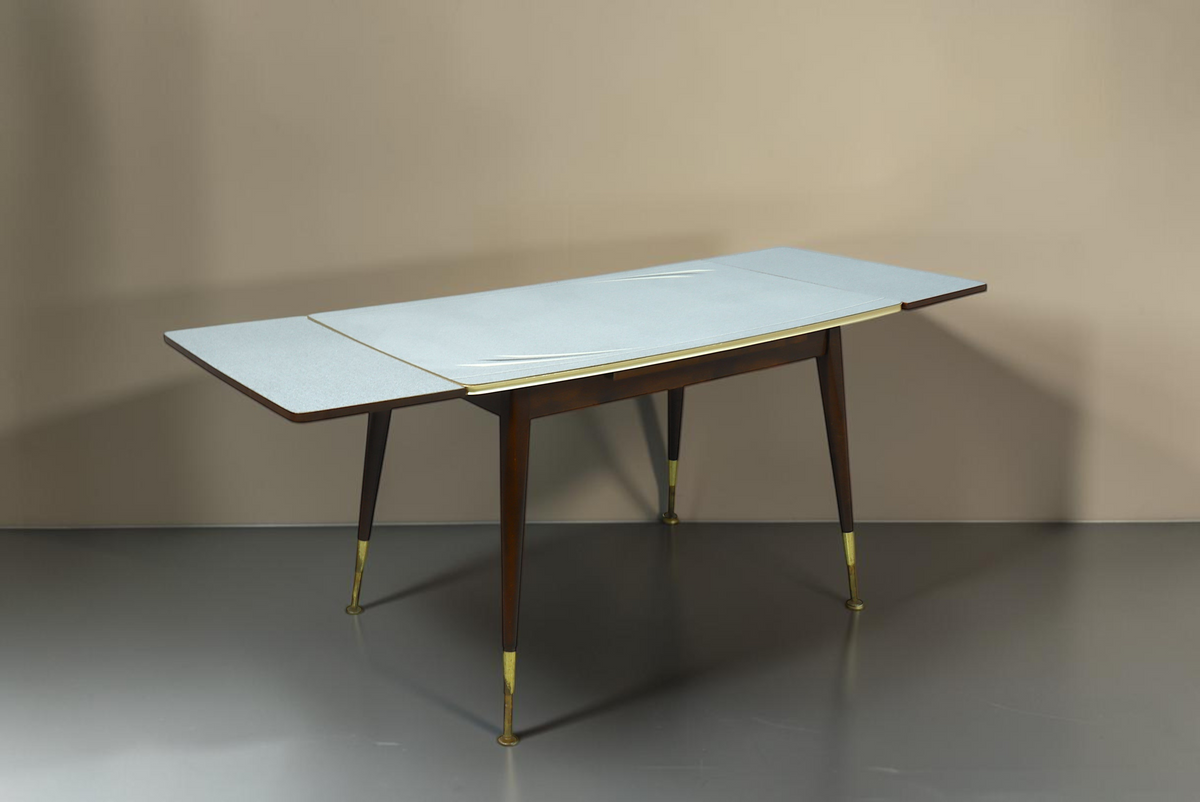Vintage Space Mid Century Esstisch aus Holz mit ausziehbarer Platte, konischen Beinen und eleganten Messingdetails.