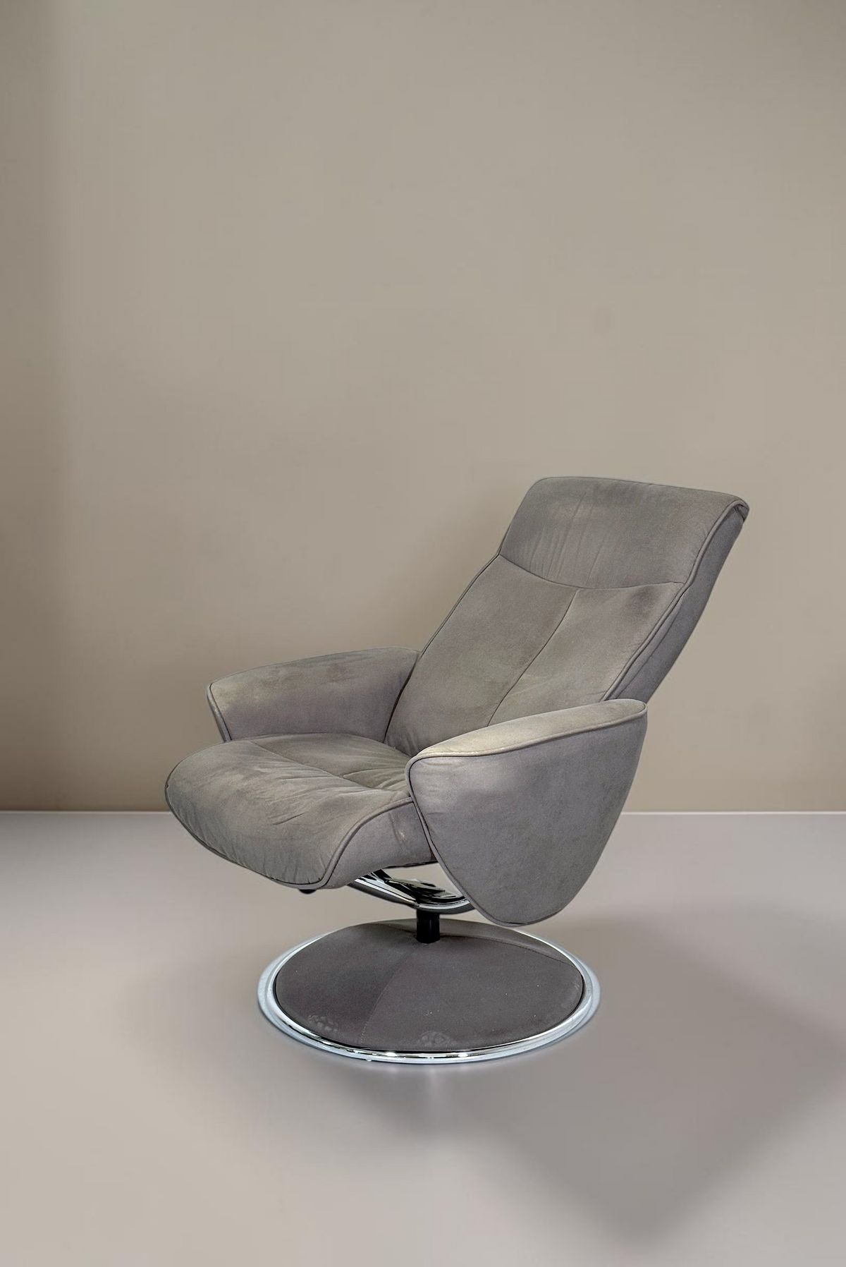 Vintage Space Relaxsessel in Grau mit weichem Samtbezug, ergonomischer Rückenlehne und stabilem Drehgestell