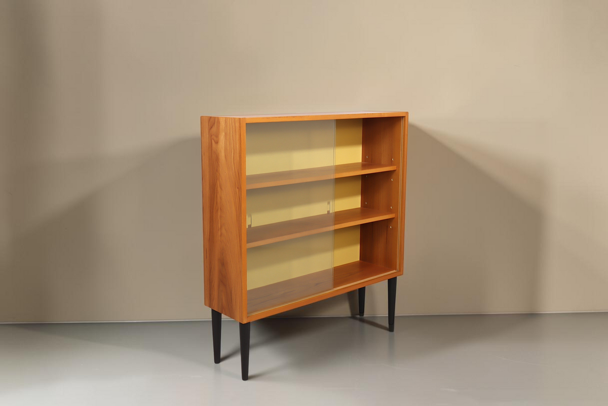 Vintage Space Hellerau Mid-Century Vitrine aus Holz mit Glasschiebetüren und senfgelber Rückwand