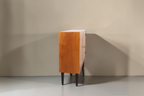 Vintage Space Mid Century Kommode aus Holz mit schwarzen konischen Füßen in Seitenansicht vor weißem Hintergrund