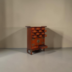 Vintage Space asiatische Apothekerkommode aus dunklem Holz mit vielen kleinen Schubladen und antiken Metallbeschlägen