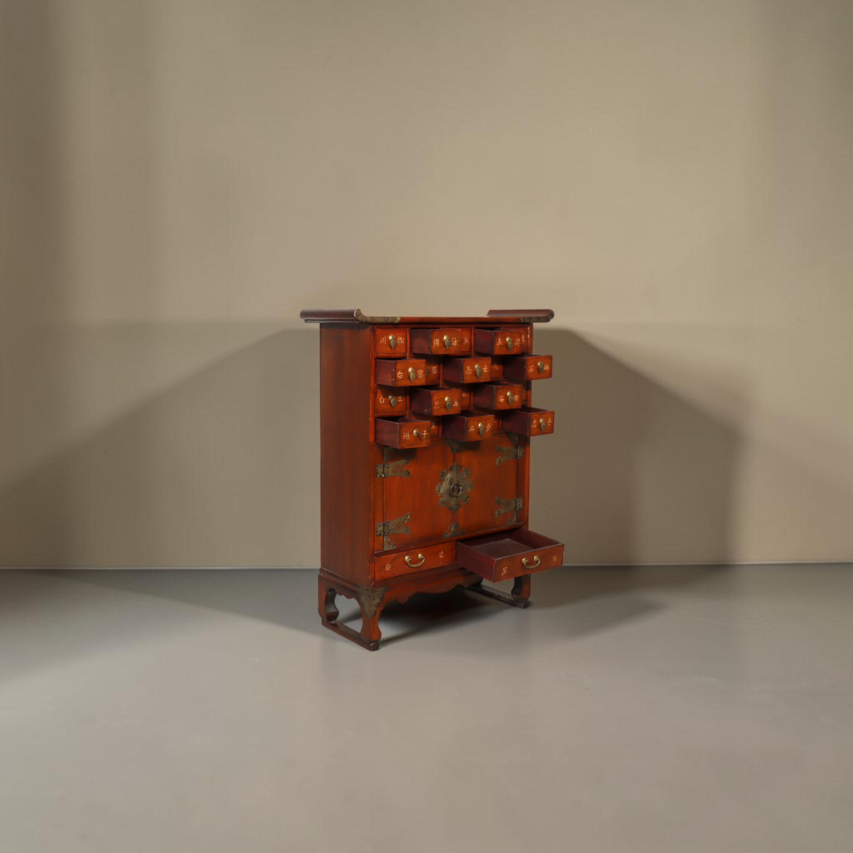 Vintage Space asiatische Apothekerkommode aus dunklem Holz mit vielen kleinen Schubladen und antiken Metallbeschlägen
