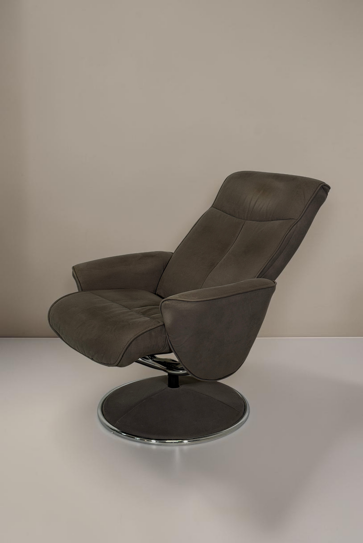 Vintage Space grauer Relaxsessel mit ergonomischer Form und rundem Drehgestell in modernem Design