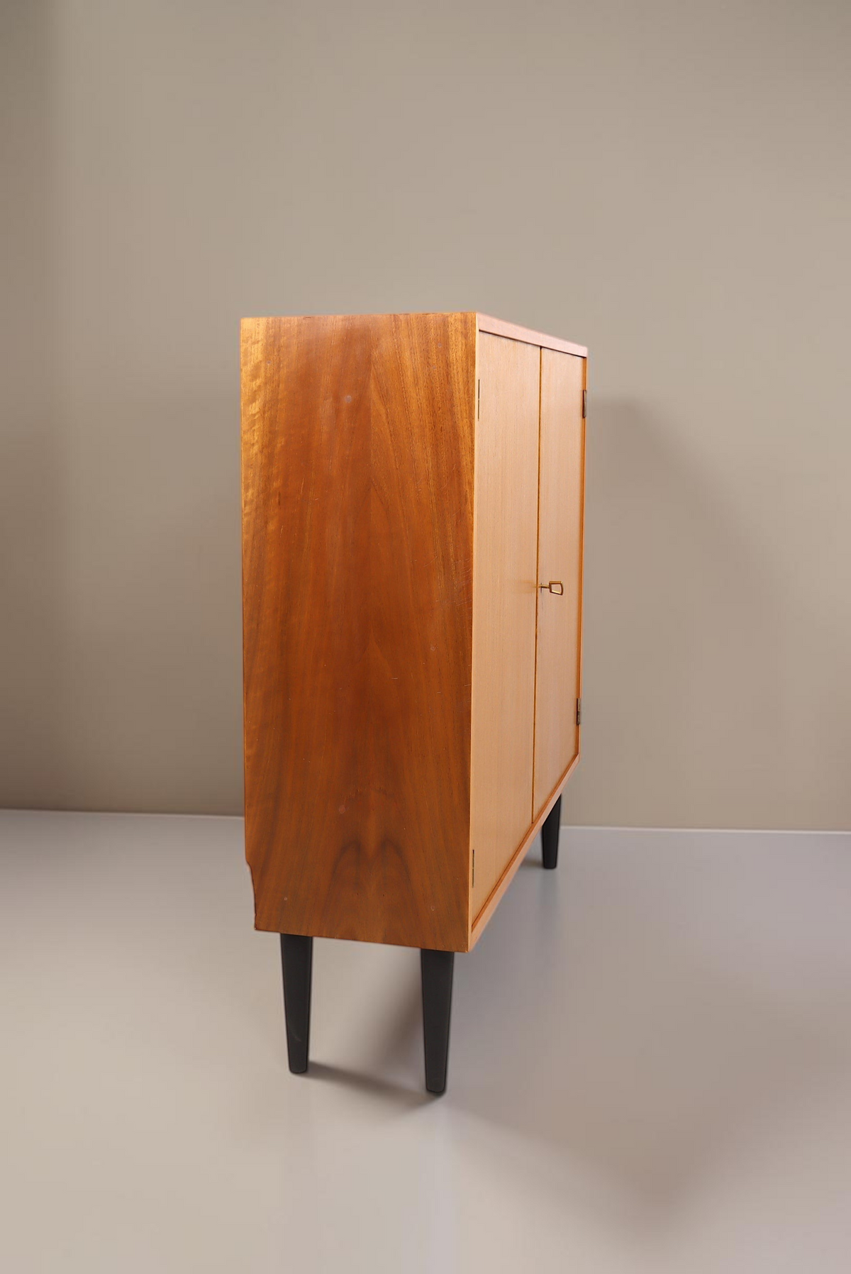 Vintage Space Mid Century Schrank aus Holz mit zwei Türen und eleganten schwarzen konischen Füßen in Seitenansicht