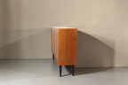 Vintage Space Mid Century Kommode aus Holz mit zwei Türen und schwarzen konischen Füßen in Seitenansicht