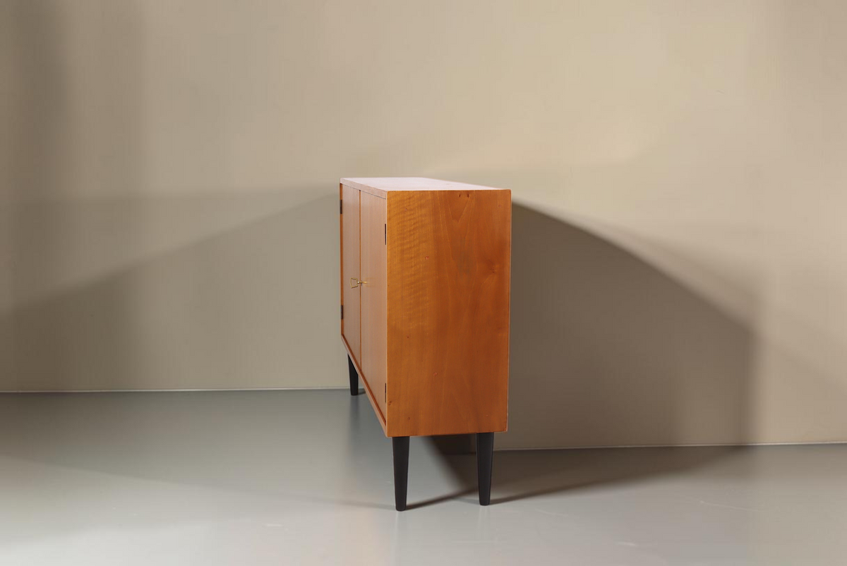 Vintage Space Mid Century Kommode aus Holz mit zwei Türen und schwarzen konischen Füßen in Seitenansicht