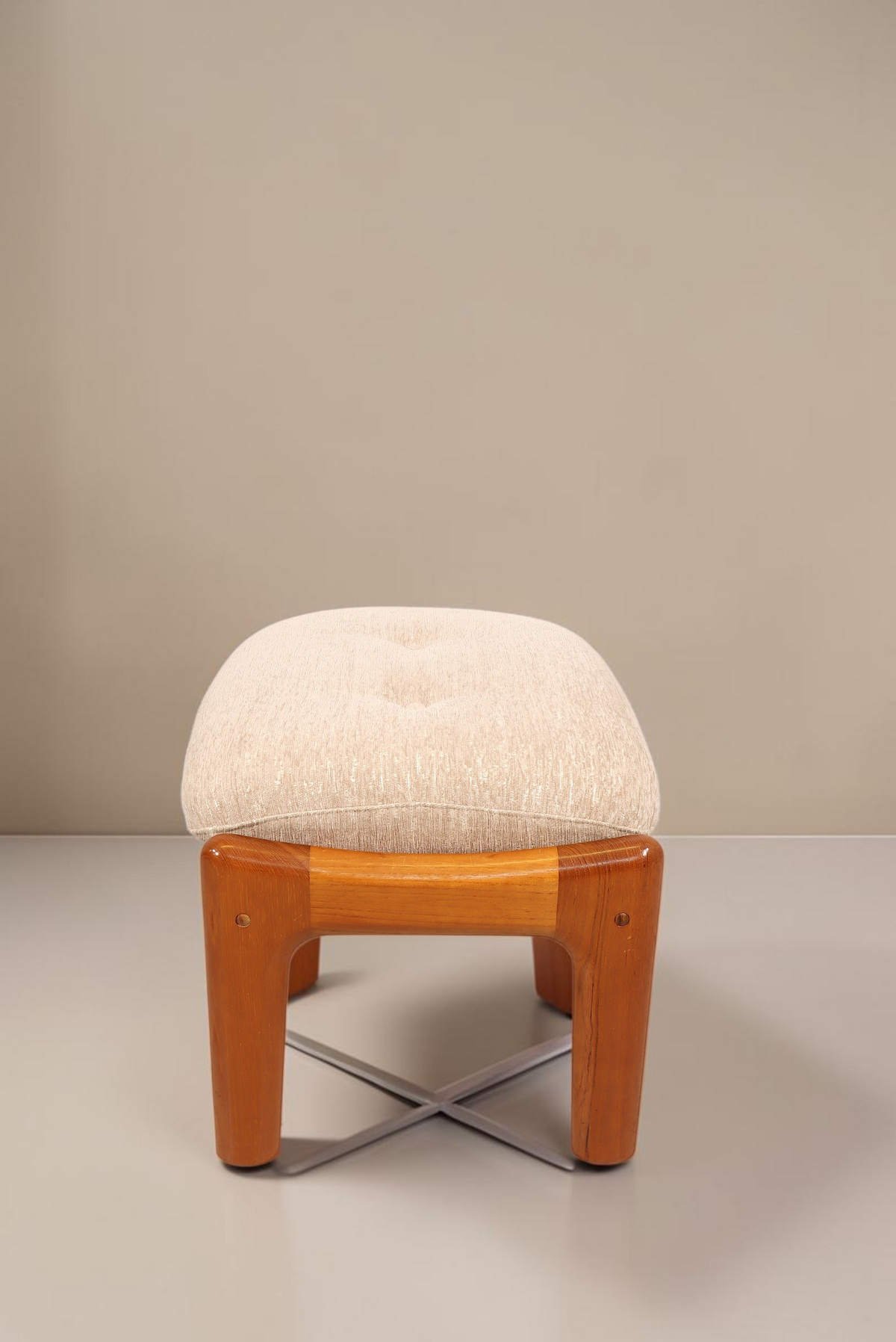 Vintage Space Gustav Thams Hocker aus Teakholz mit beigem Polster im dänischen Mid-Century-Design