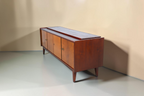 Vintage Space Mid Century Sideboard aus Holz mit Türen und schlanken konischen Beinen im Retro-Stil