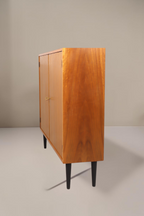 Vintage Space Mid Century Schrank aus Holz mit zwei Türen und schwarzen konischen Füßen in Seitenansicht
