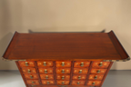 Vintage Space asiatische Kommode aus Holz im Apothekerstil mit vielen kleinen Schubladen und Metallbeschlägen
