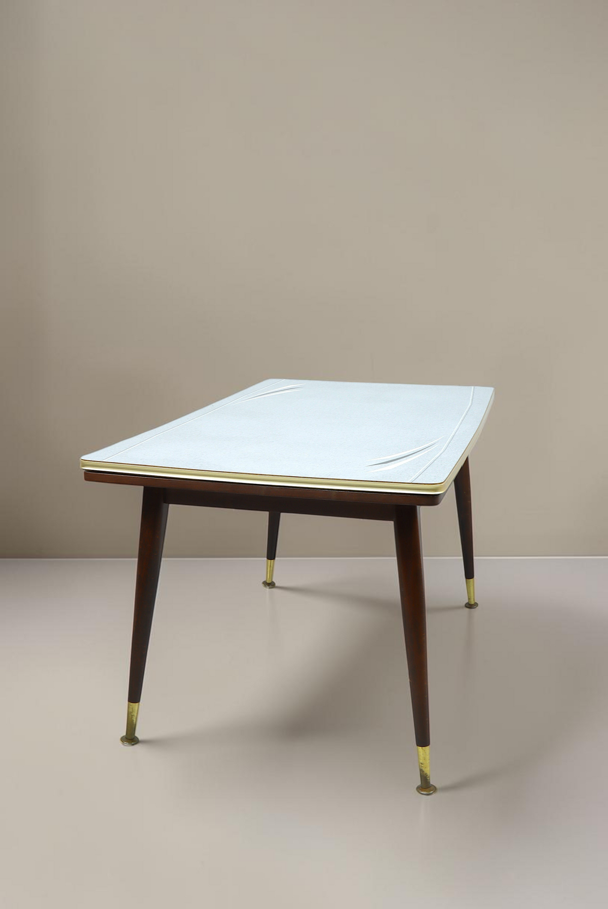 Vintage Space Mid Century Esstisch aus Holz mit höhenverstellbarer Platte, Messingdetails und konischen Beinen
