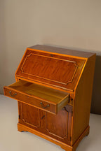 Vintage Space englischer Sekretär aus Eibenholz mit aufklappbarer Schreibfläche und Schubladen im antiken Design