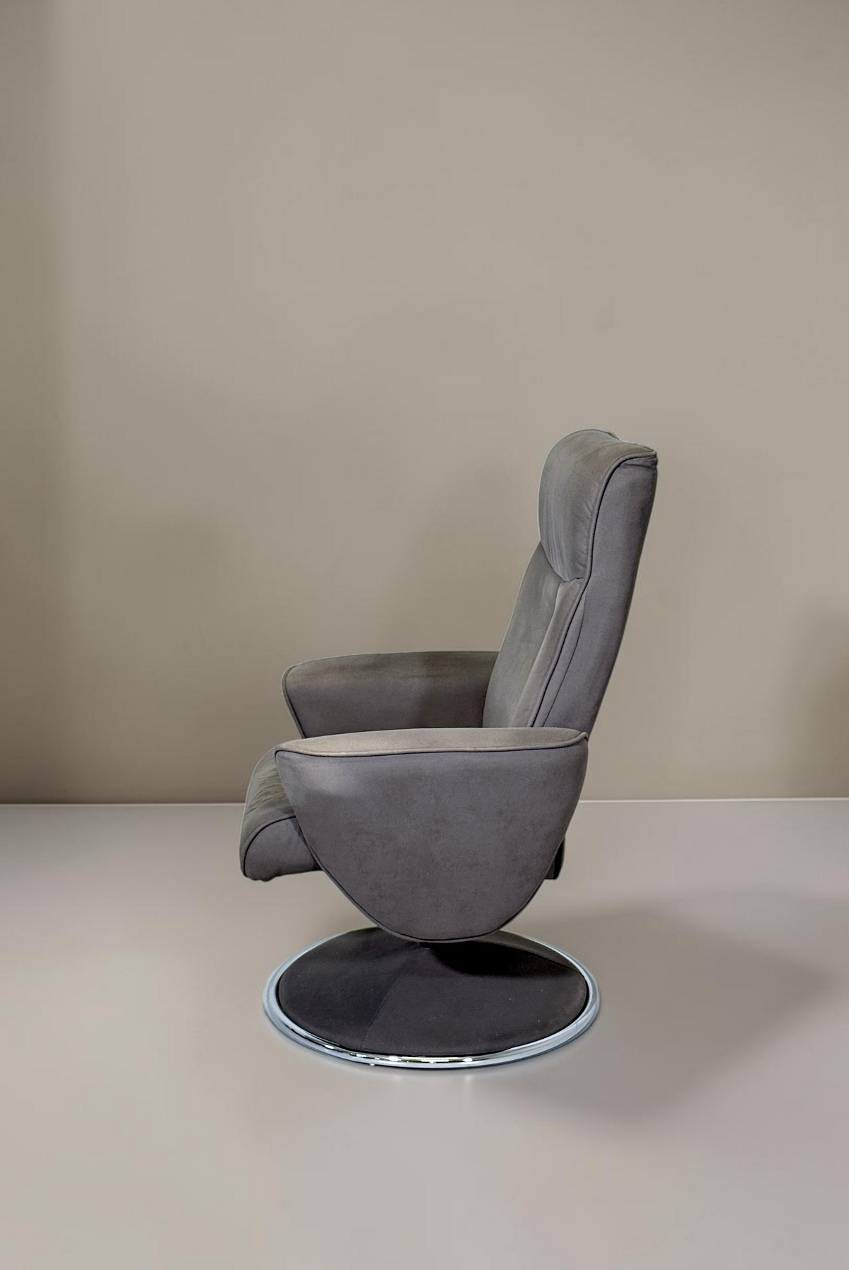 Vintage Space grauer Relaxsessel aus Samt mit ergonomischer Rückenlehne und Drehgestell in Seitenansicht