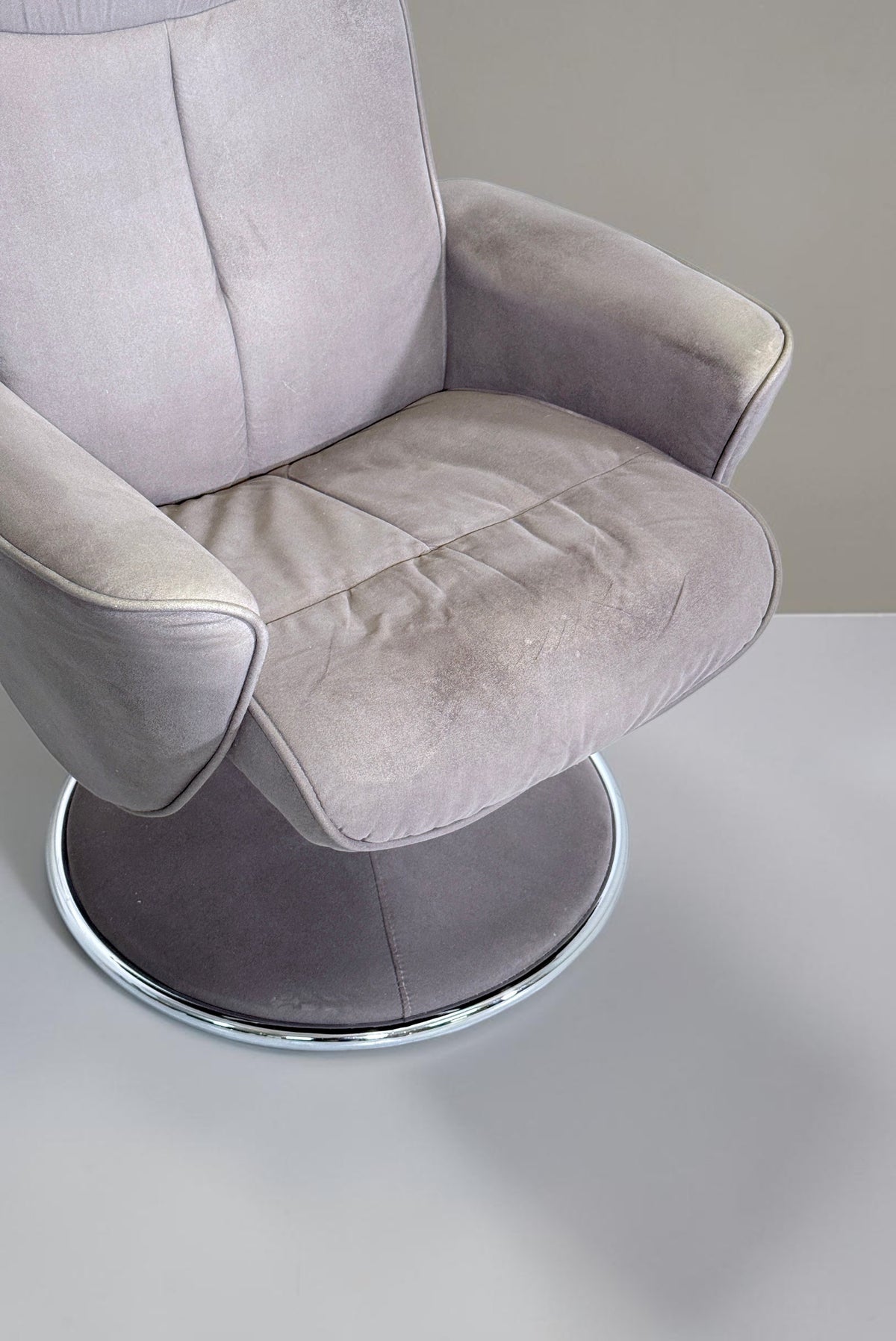 Vintage Space grauer Samt Relaxsessel mit modernem Drehgestell und ergonomischer Polsterung