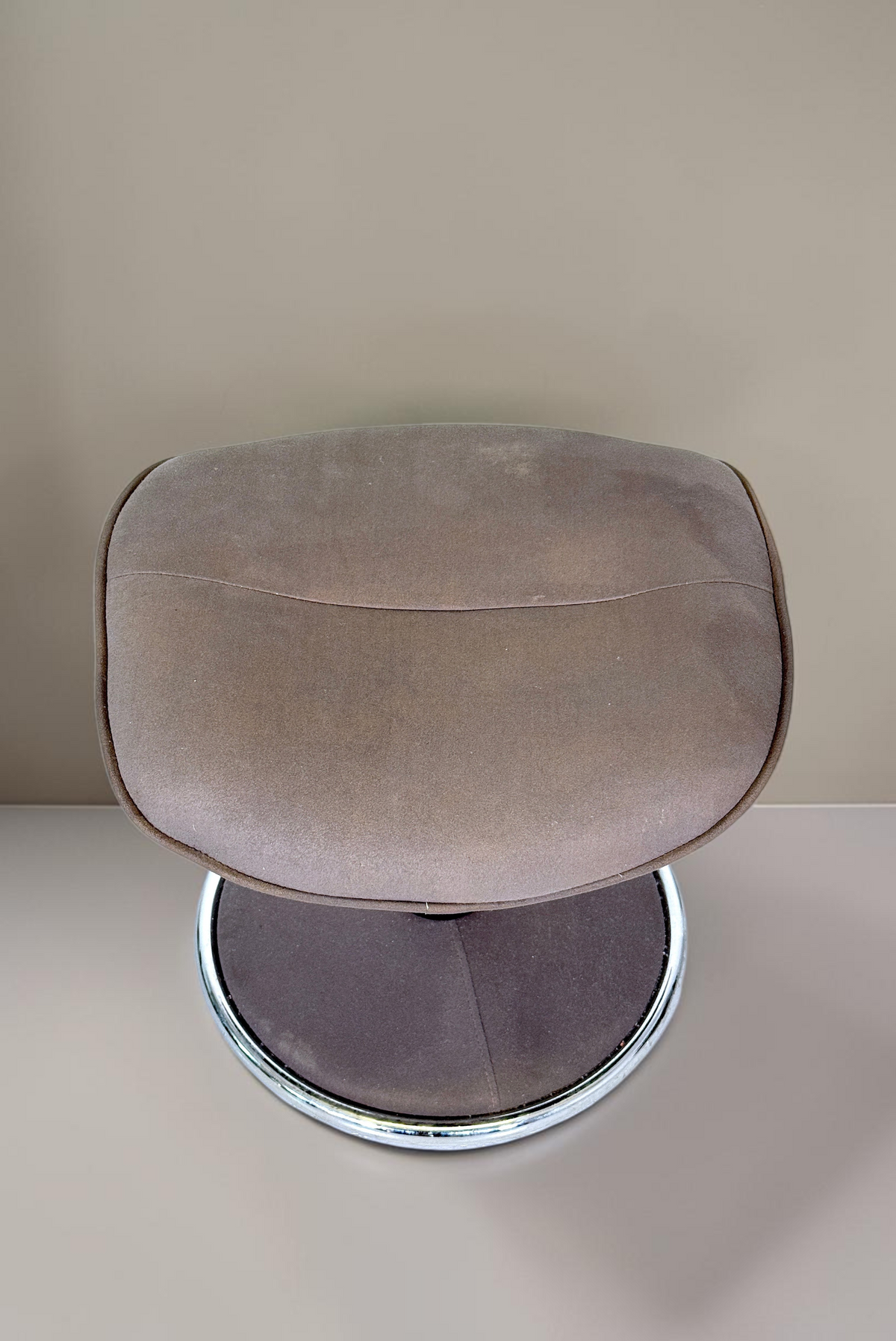 Vintage Space grauer Samt-Hocker mit rundem Chromfuß in moderner Optik