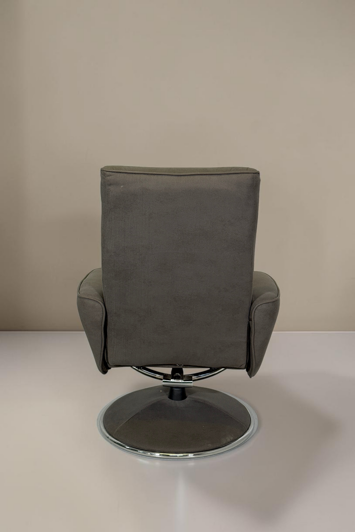 Vintage Space Relaxsessel in Grau mit weichem Samtbezug und stabilem Drehgestell aus Metall, Rückansicht