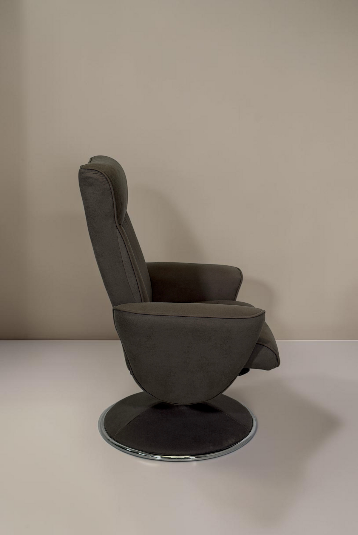 Vintage Space grauer Relaxsessel mit Samtbezug und Drehgestell in Seitenansicht