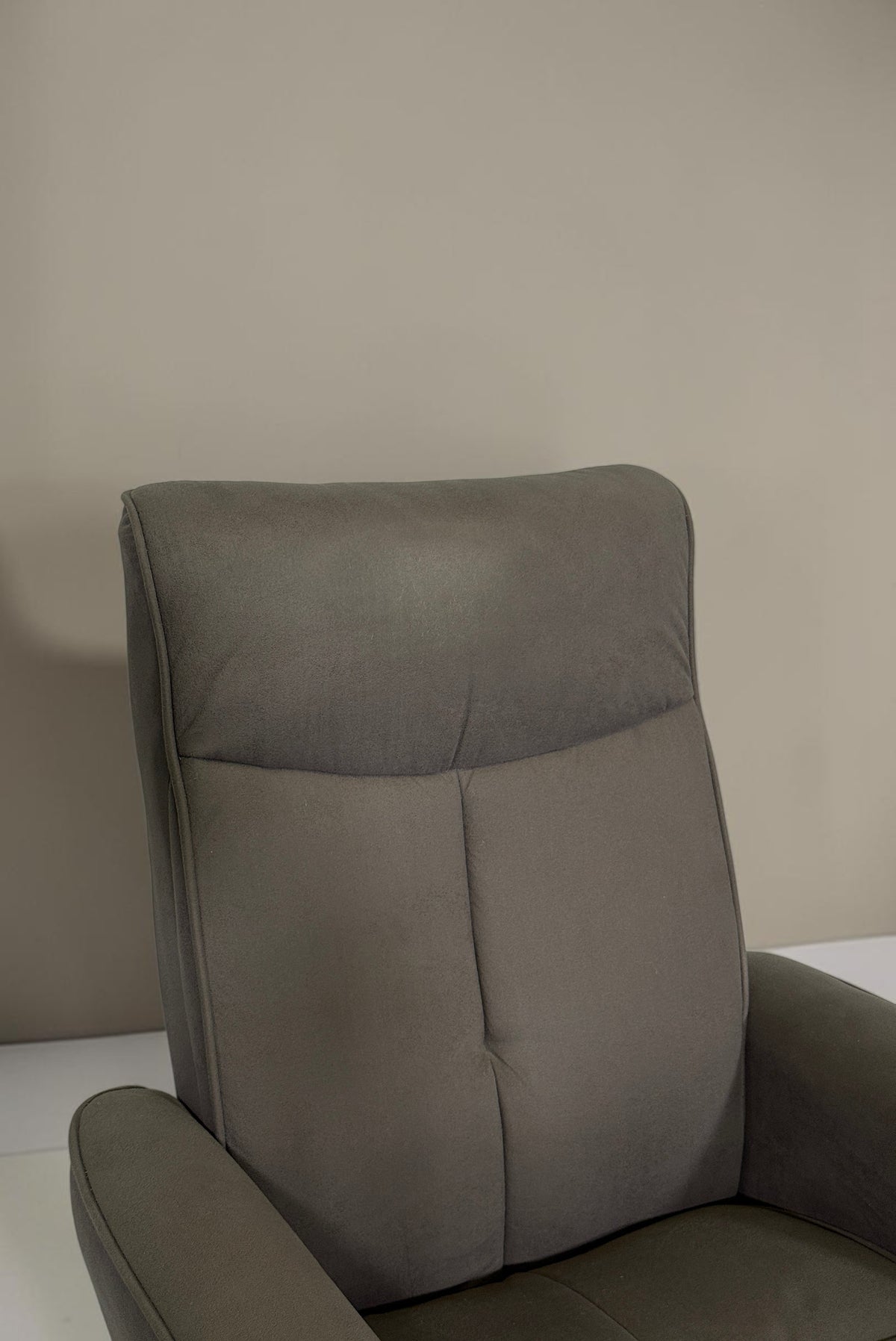 Vintage Space Relaxsessel in Grau mit weichem Samtbezug und ergonomischer Rückenlehne