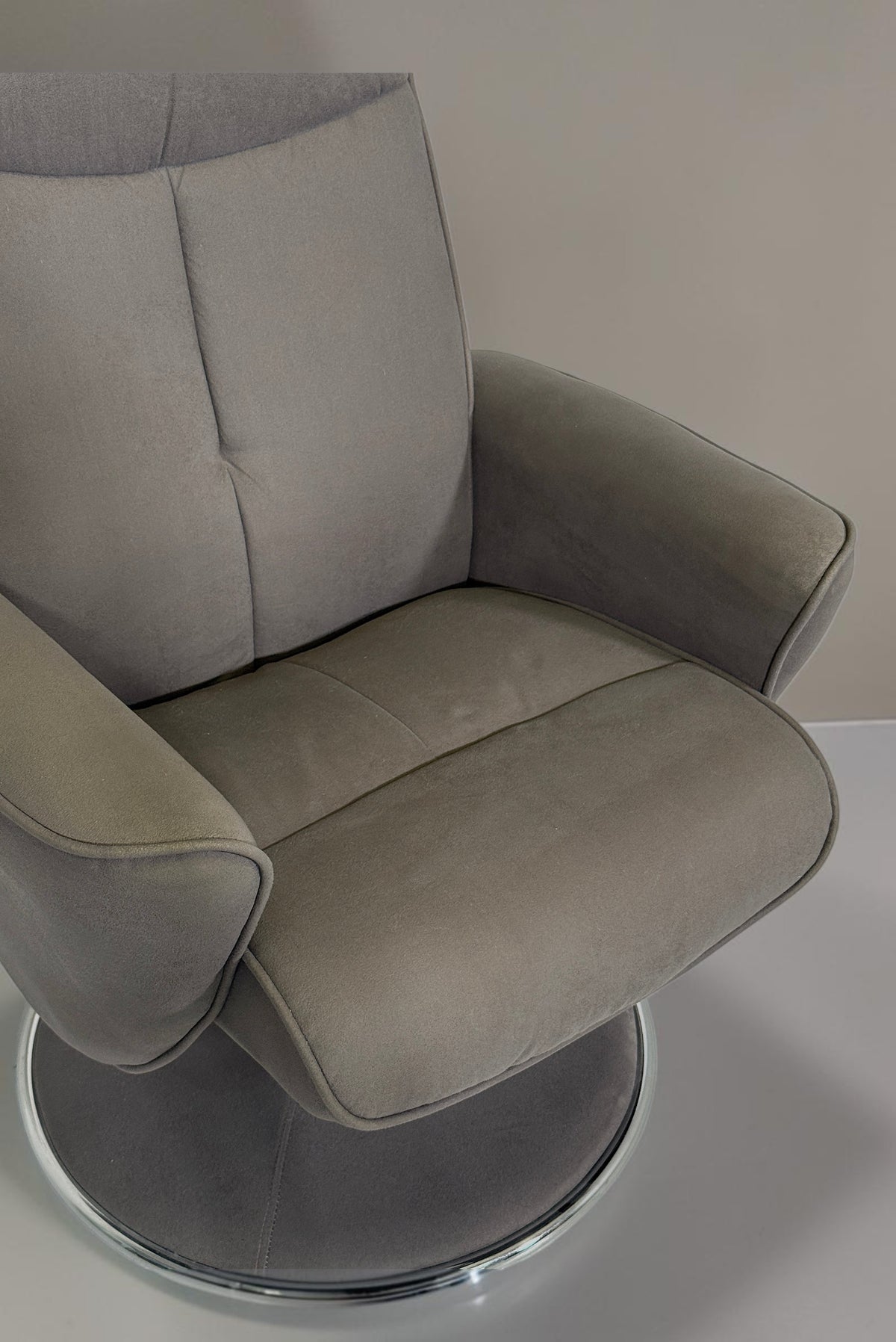 Vintage Space grauer Relaxsessel mit weichem Samtbezug und ergonomischer Form auf einem runden Drehgestell