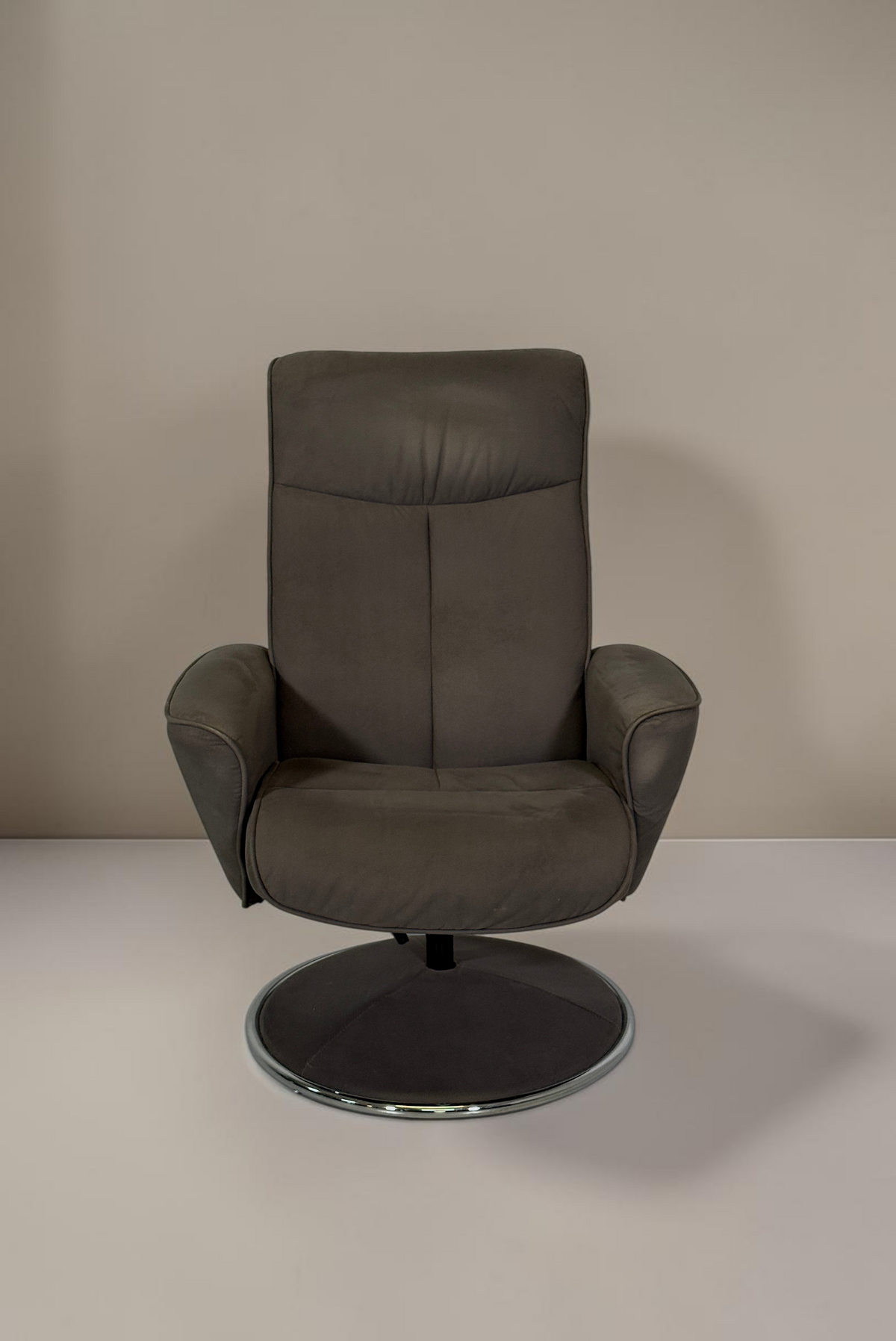 Vintage Space grauer Relaxsessel mit ergonomischer Rückenlehne und rundem Drehgestell in moderner Optik