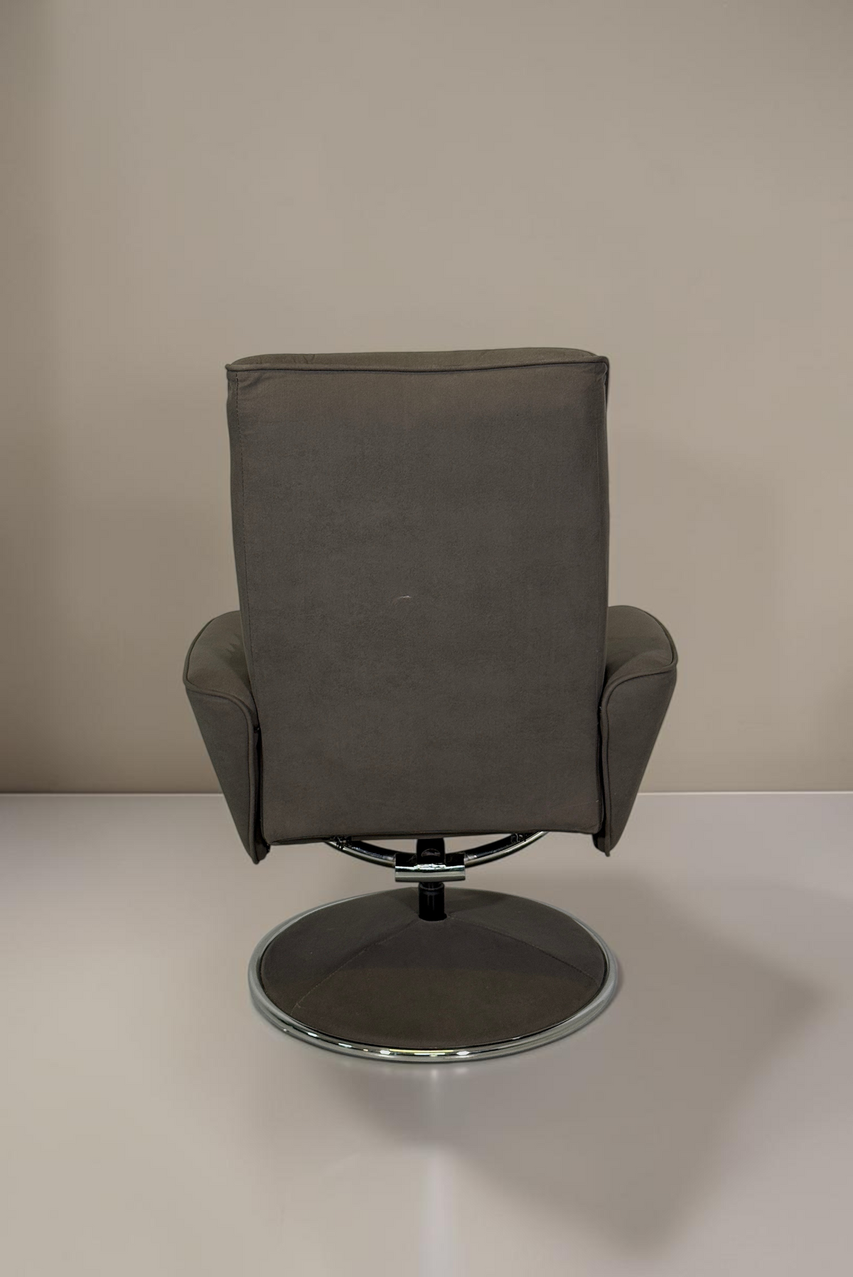 Vintage Space Relaxsessel in Grau mit ergonomischer Rückenlehne und stabilem Drehgestell in Rückansicht