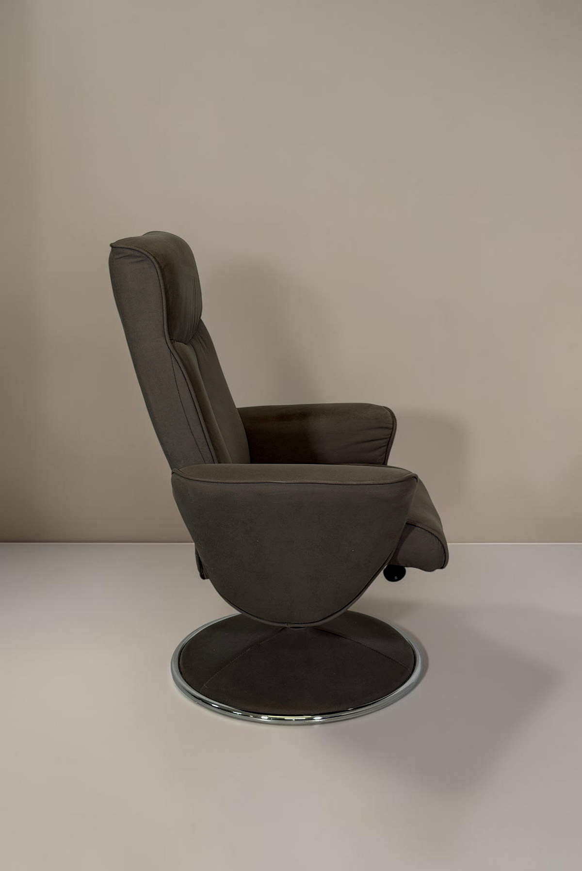 Vintage Space grauer Relaxsessel mit Hocker in ergonomischem Design und rundem Chrom-Drehgestell, Seitenansicht